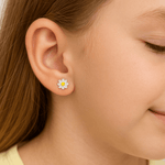 Детски Сребърни Обеци "Маргаритки" (925) в ухото на момиченце с дълга коса