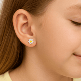 Детски Сребърни Обеци "Маргаритки" (925) в ухото на момиченце с дълга коса