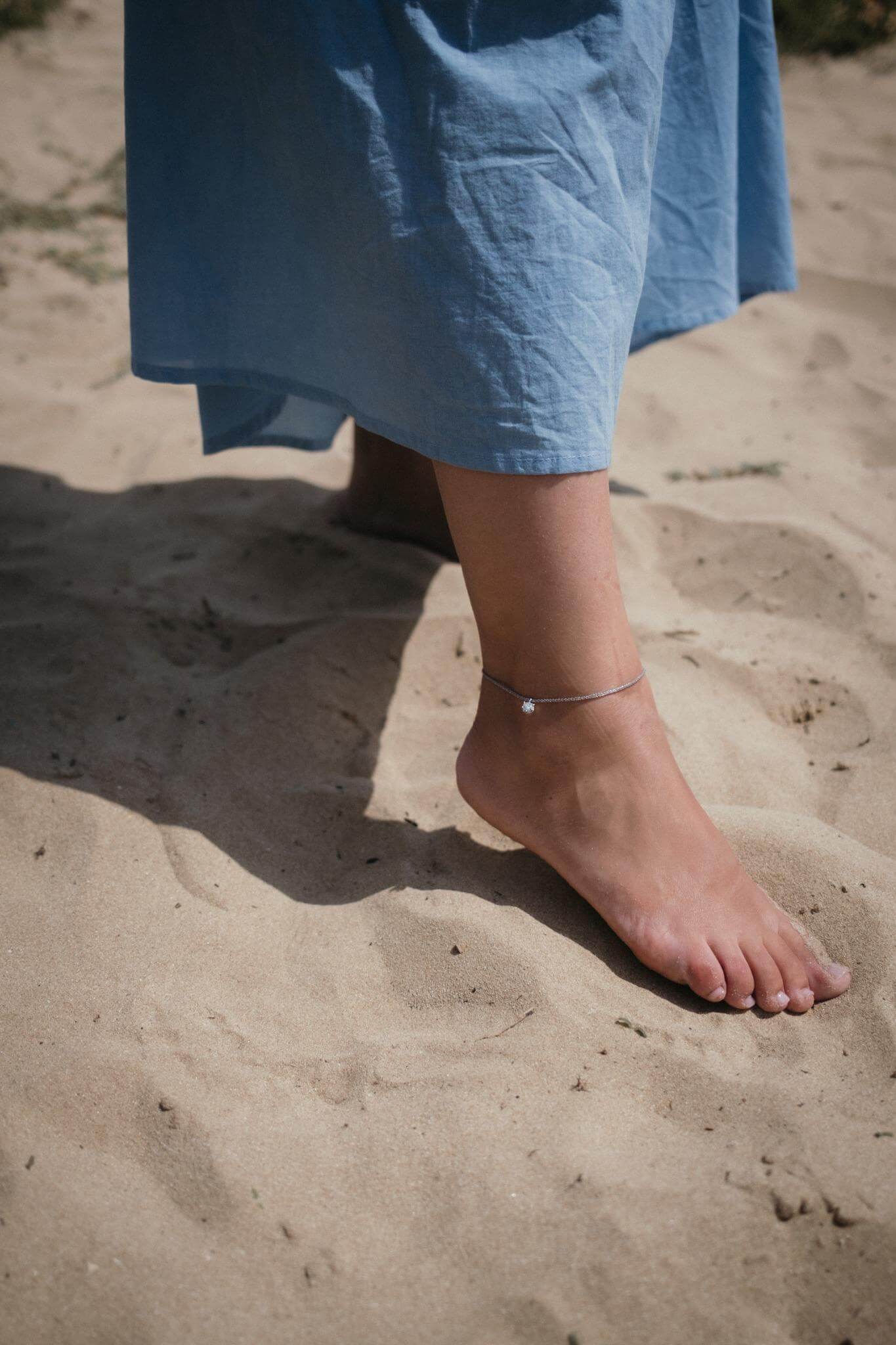 Сребърна Гривна за Глезен Блясък S925 на крак по време на разходка по пясък