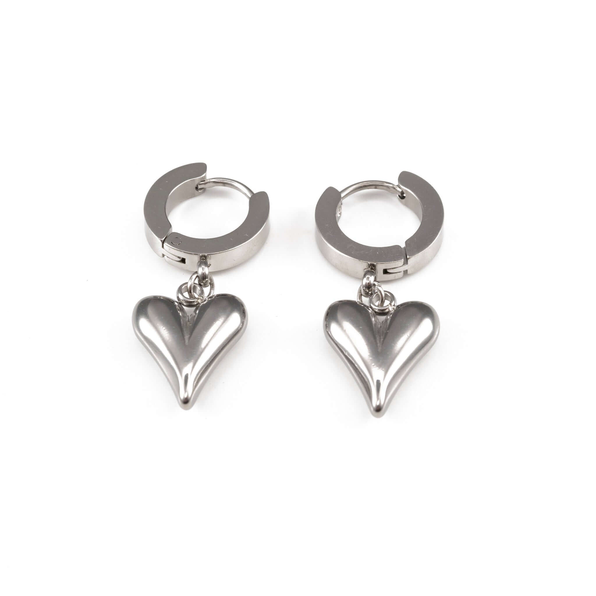 Висящи обеци с форма на сърце от медицинска стомана в сребрист цвят, подходящи за всекидневно носене.