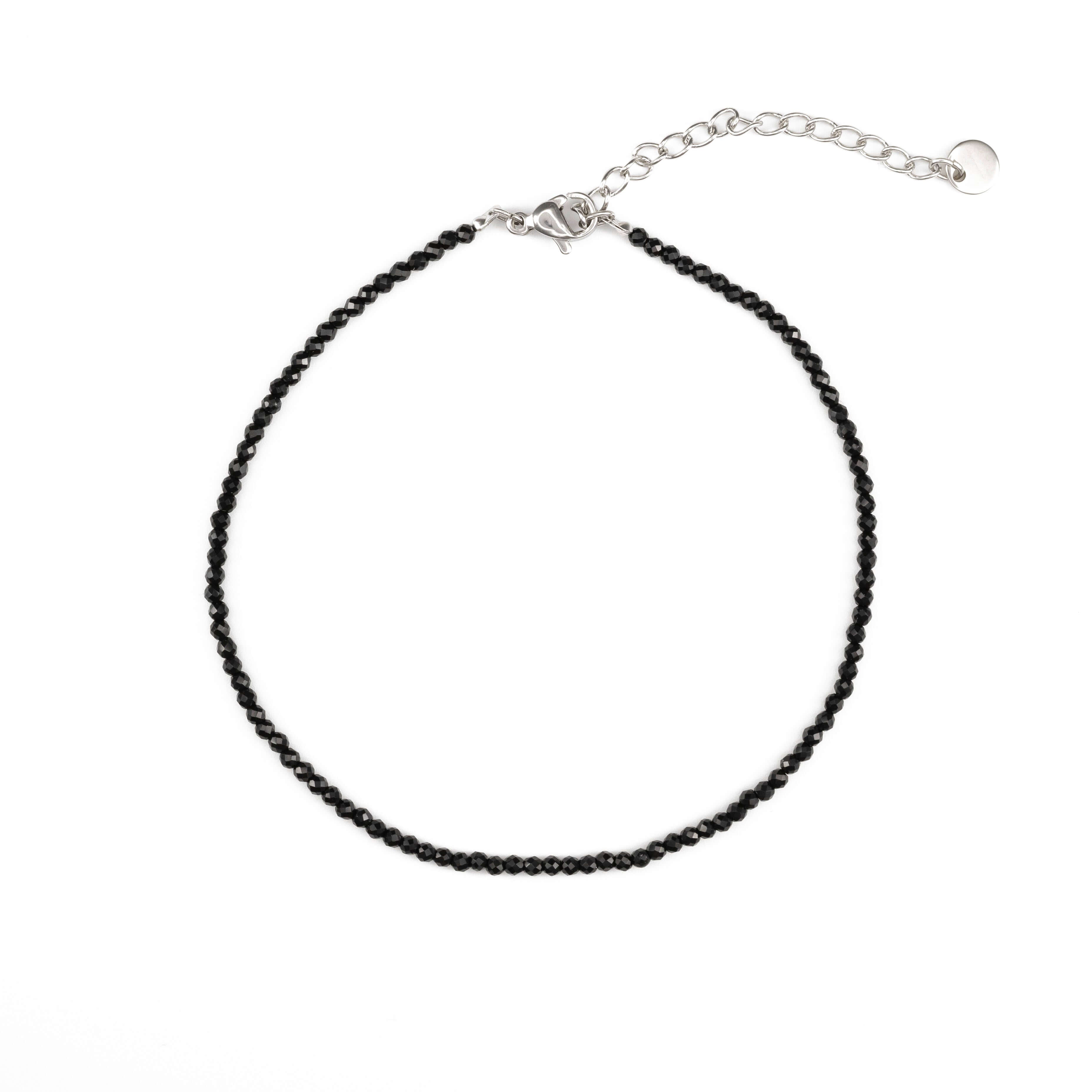 Гривна за глезен с черни мъниста и сребриста закопчалка, универсален аксесоар за стил и настроение.