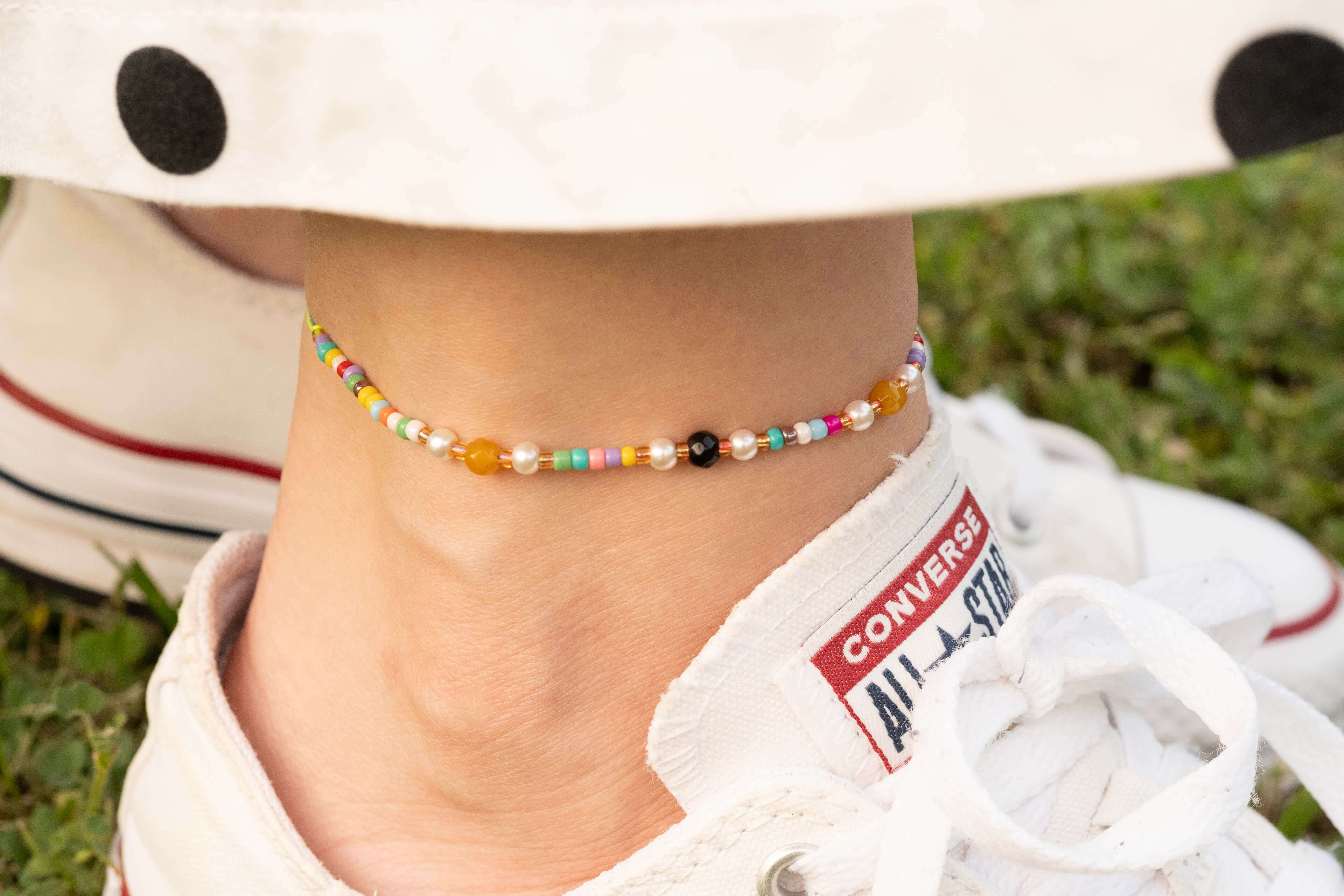 Бохо гривна за глезен с цветни мъниста и текстилен конец, идеален летен аксесоар.