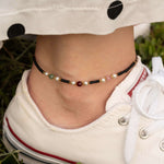 Бохо гривна за глезен с цветни мъниста и текстилен конец, регулируема и стилна.