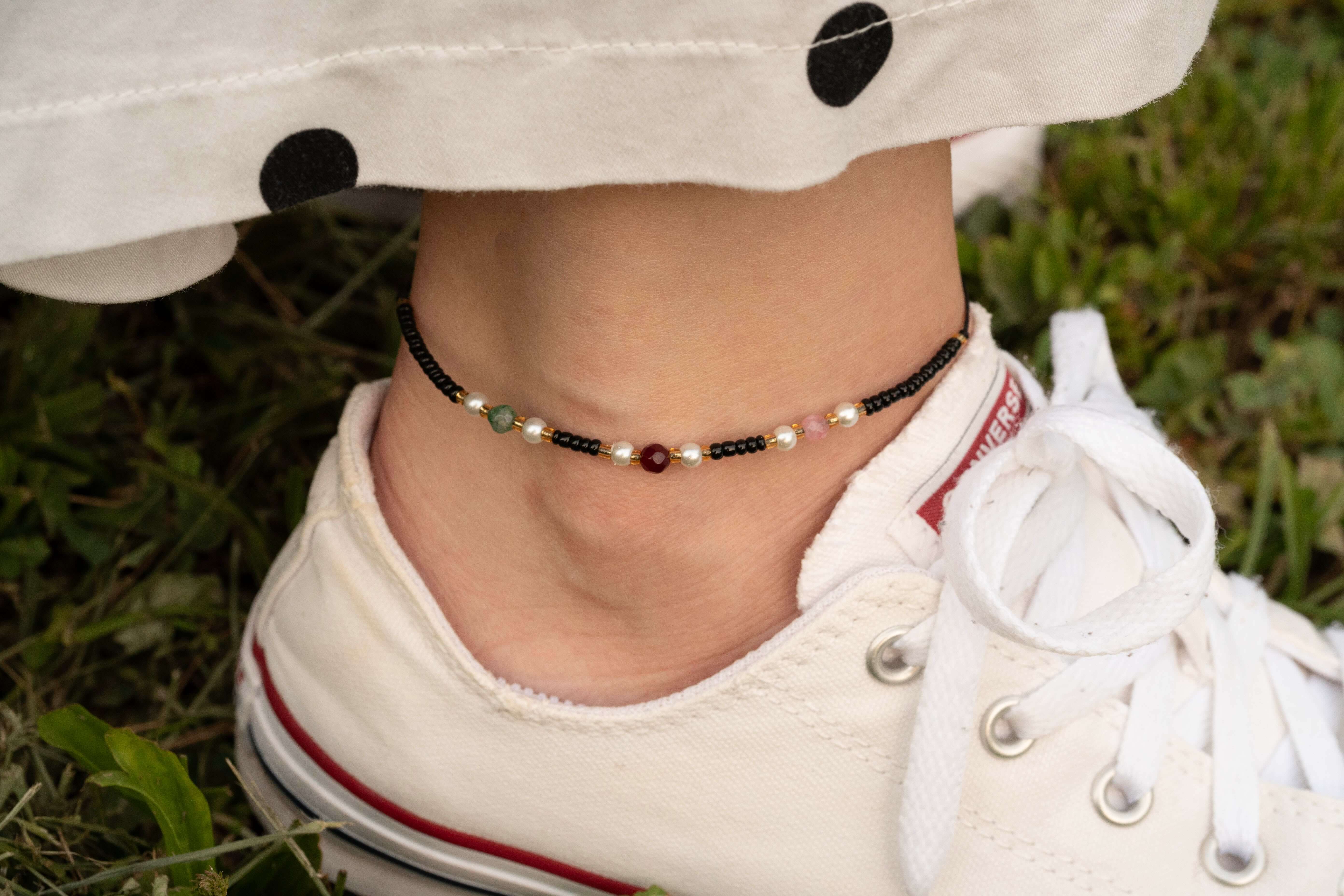 Бохо гривна за глезен с цветни мъниста и текстилен конец, регулируема и стилна.