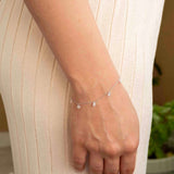 Сребърна гривна Crystal Whisper S925 с малки кристалчета, носена на ръката.