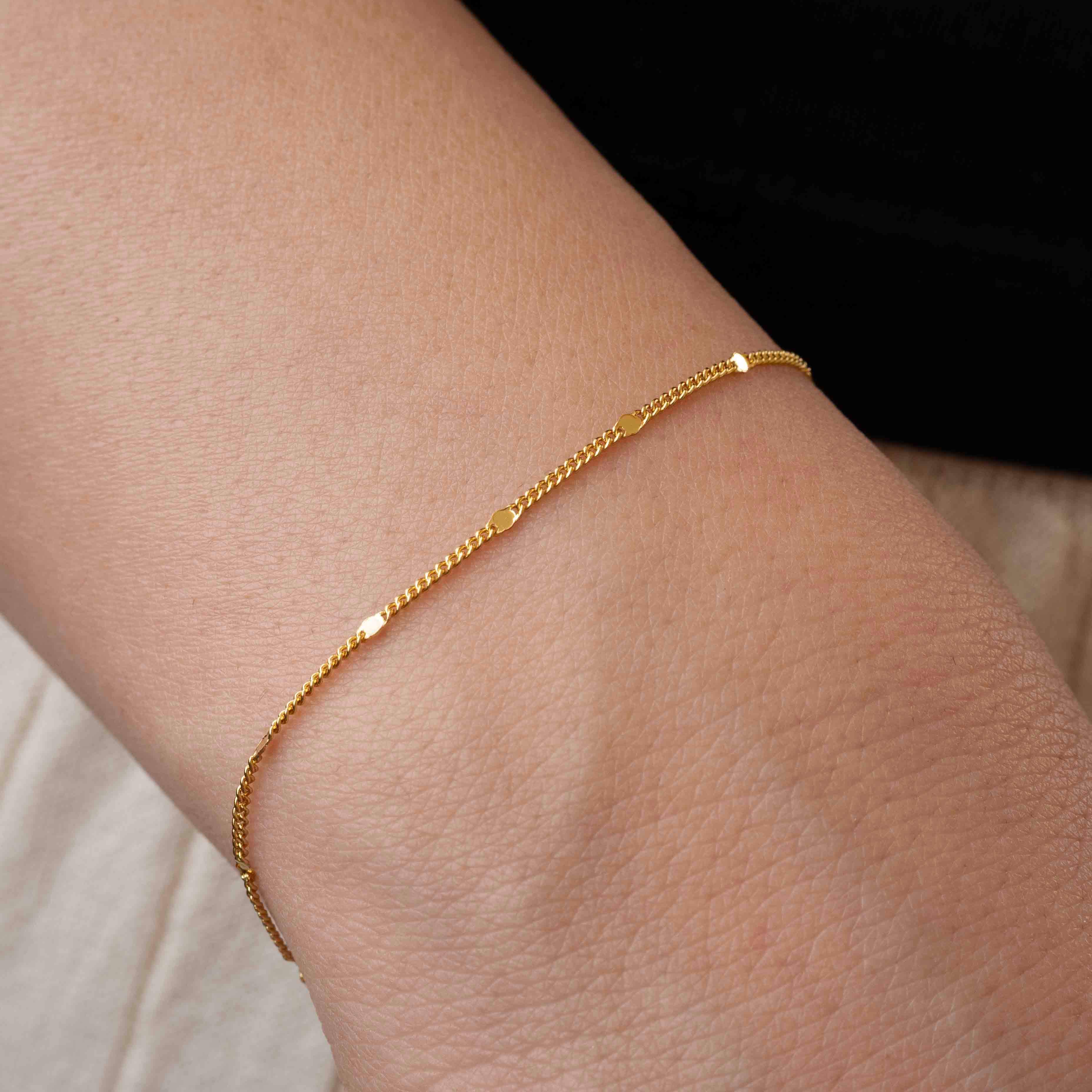 Сребърна гривна Lumi Line с 18К позлата на ръката, минималистичен и модерен дизайн.