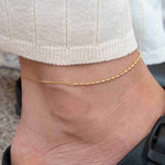 Сребърна Гривна за Глезен Хибрид S925 показана на крак с елегантен дизайн и златисто покритие.