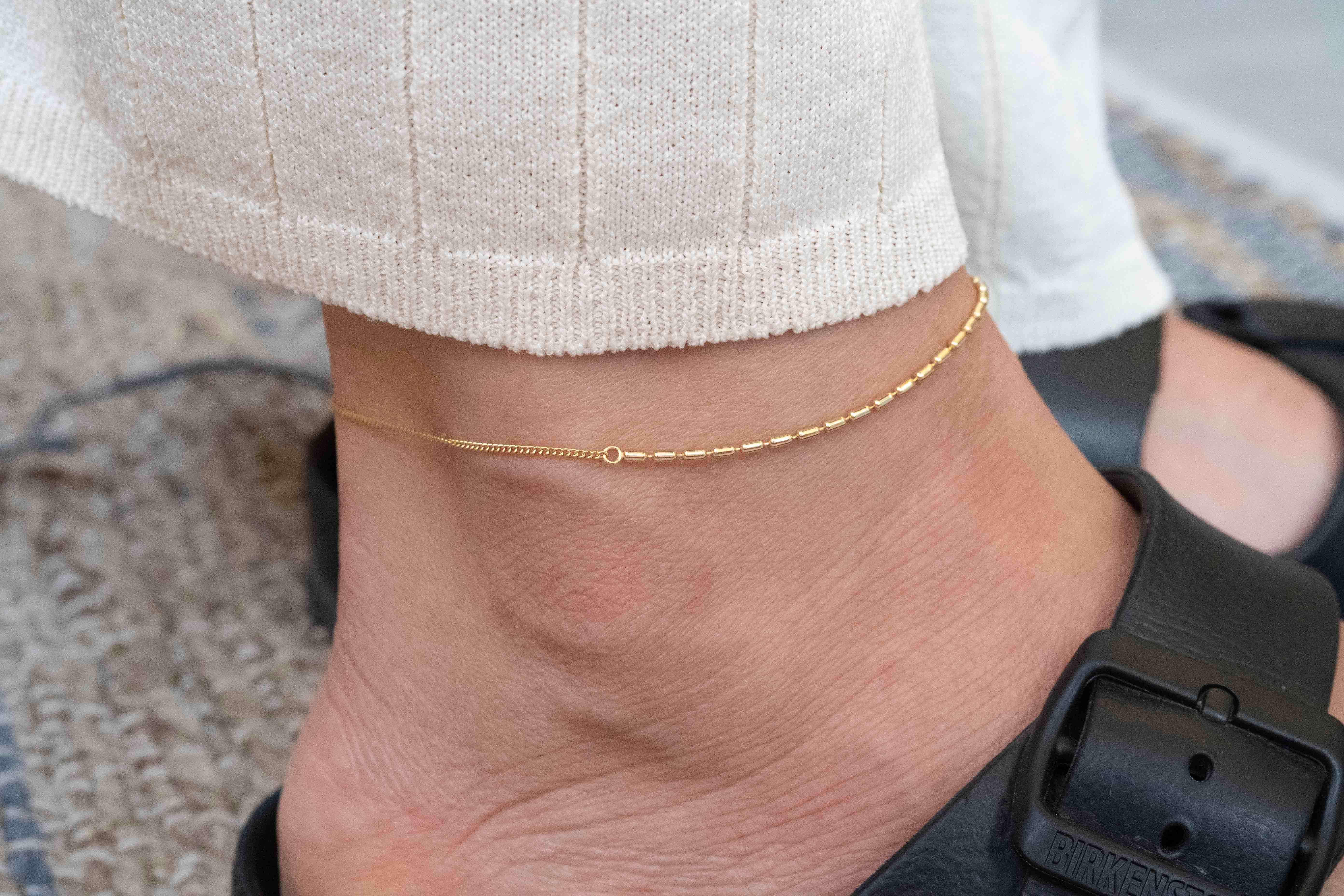 Сребърна Гривна за Глезен Хибрид S925 показана на крак с елегантен дизайн и златисто покритие.