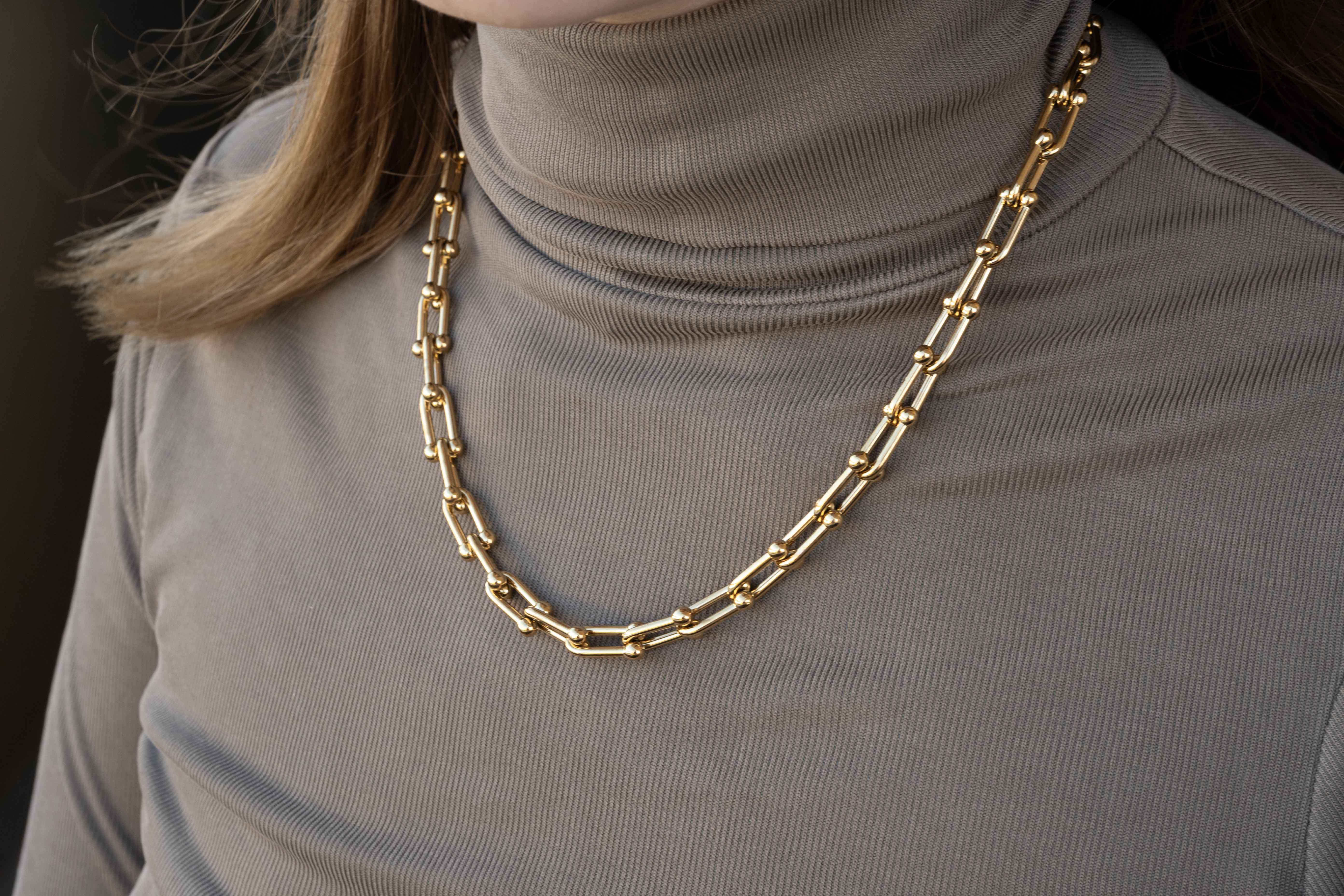 Колие Синджир с 16К Позлата в 2 Цвята на жена с матирано голямо колието, носеща го върху поло