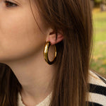 Обеци Класически Халки в 2 Цвята, златни халки от медицинска стомана, стилен аксесоар за ежедневието.