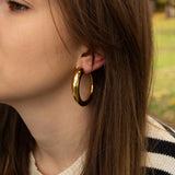 Обеци Класически Халки в 2 Цвята, златни халки от медицинска стомана, стилен аксесоар за ежедневието.