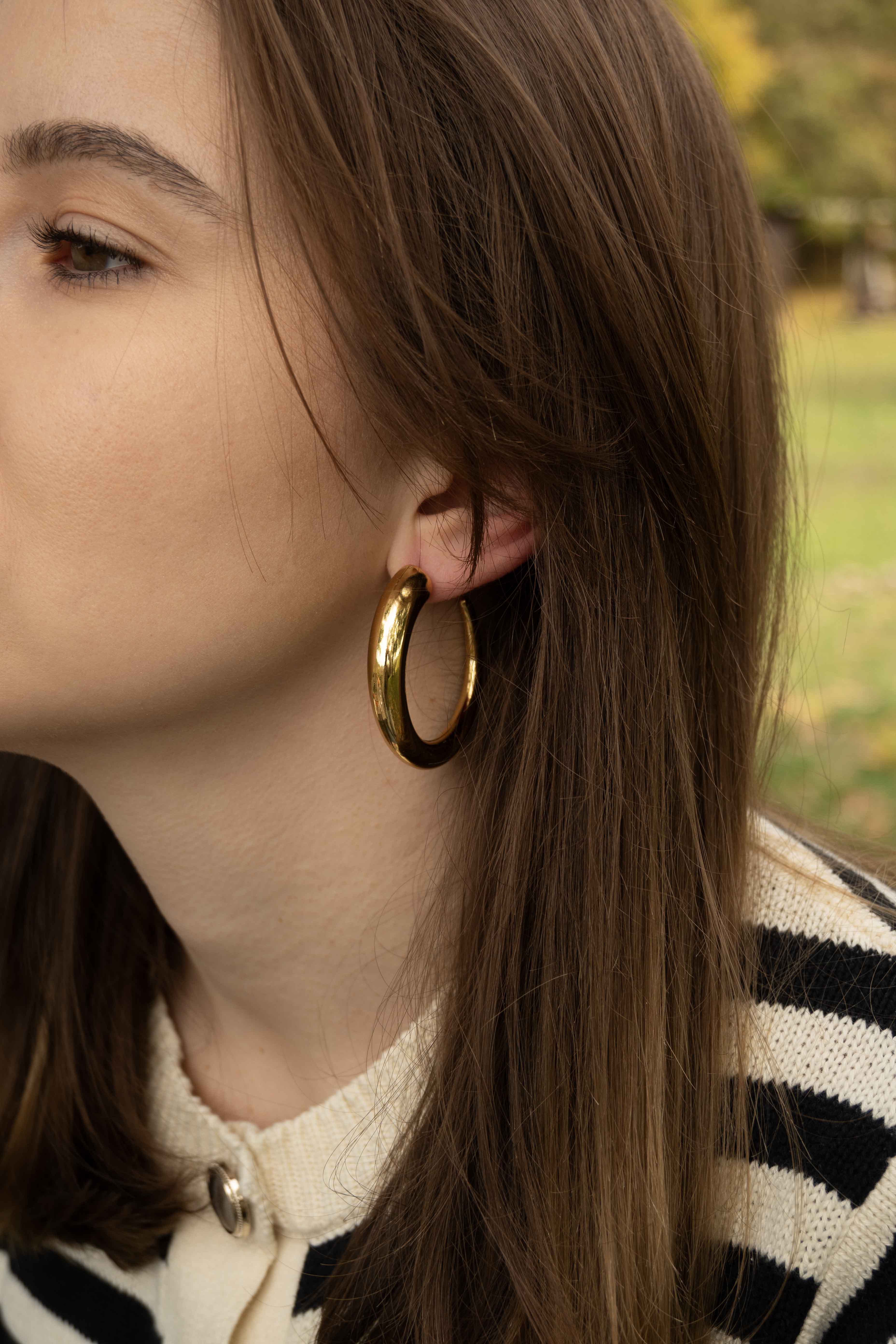 Обеци Класически Халки в 2 Цвята, златни халки от медицинска стомана, стилен аксесоар за ежедневието.