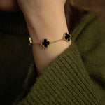 Гривна Five Clover от сребро с 14К златно покритие, стилна гривна с черни детелини на ръката.