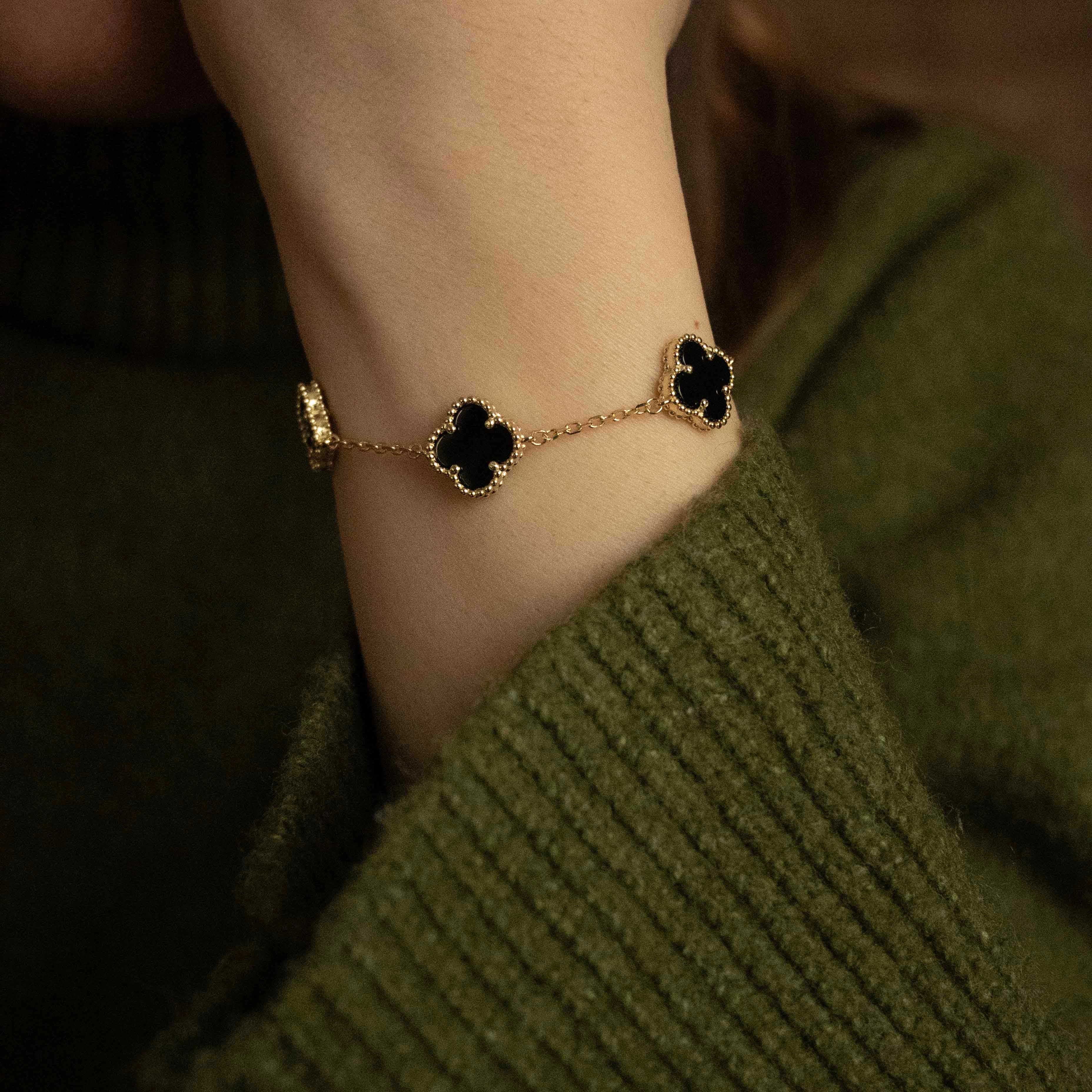 Гривна Five Clover от сребро с 14К златно покритие, стилна гривна с черни детелини на ръката.