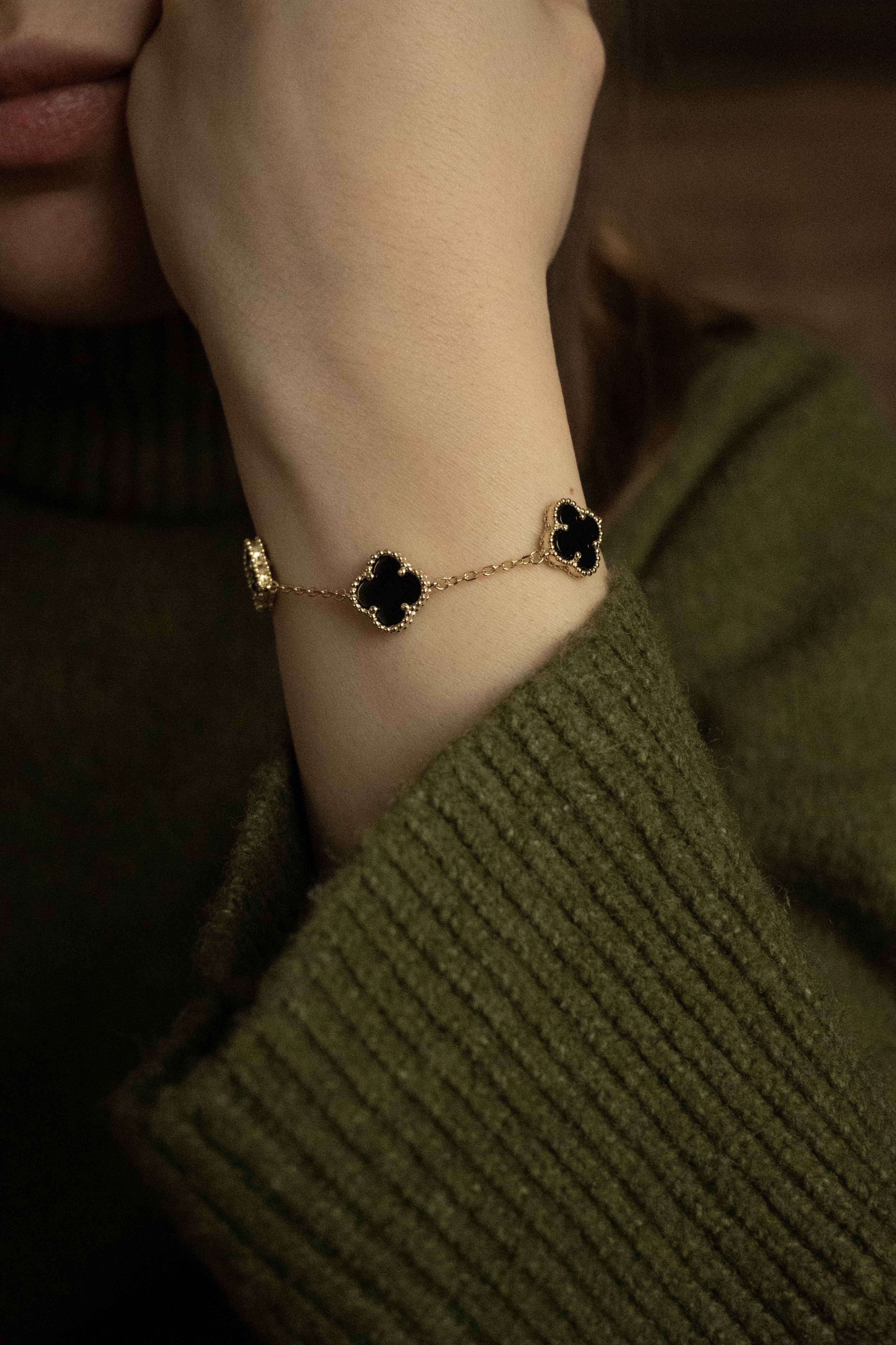 Гривна Five Clover от сребро с 14К златно покритие, стилна гривна с черни детелини на ръката.