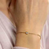 Изчистена златиста гривна с блестящ камък