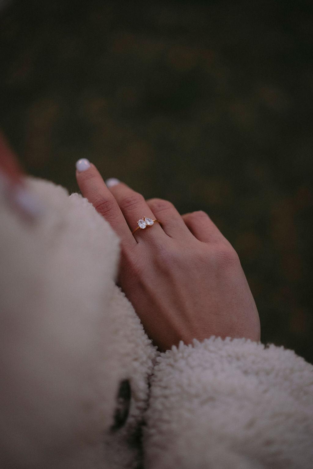 Сребърен пръстен Passion с цирконий и 18К златно покритие, носен на ръка с бяла маникюра.