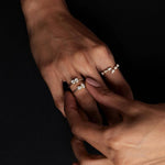 Сребърен пръстен Passion с цирконий и 18К златно покритие, носен на ръце с ефектен дизайн.