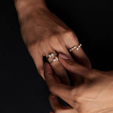 Сребърен пръстен Passion с цирконий и 18К златно покритие, носен на ръце с ефектен дизайн.