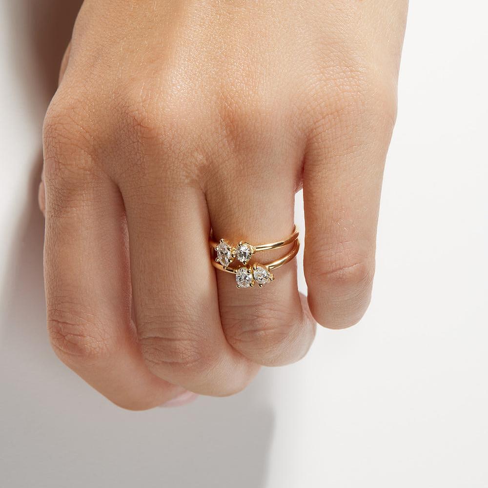 Сребърен пръстен Passion с цирконий и 18К златно покритие, носен на ръка.