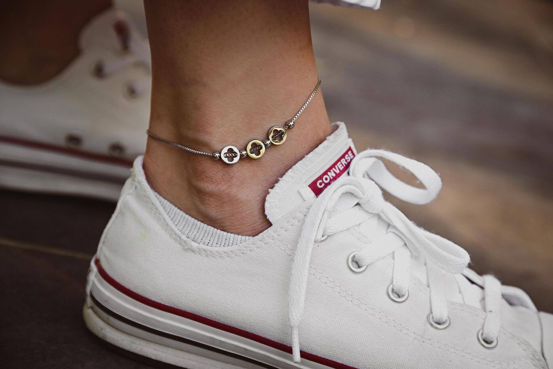 Гривна за глезен от медицинска стомана в сребрист и златист цвят, стилен аксесоар за крака.