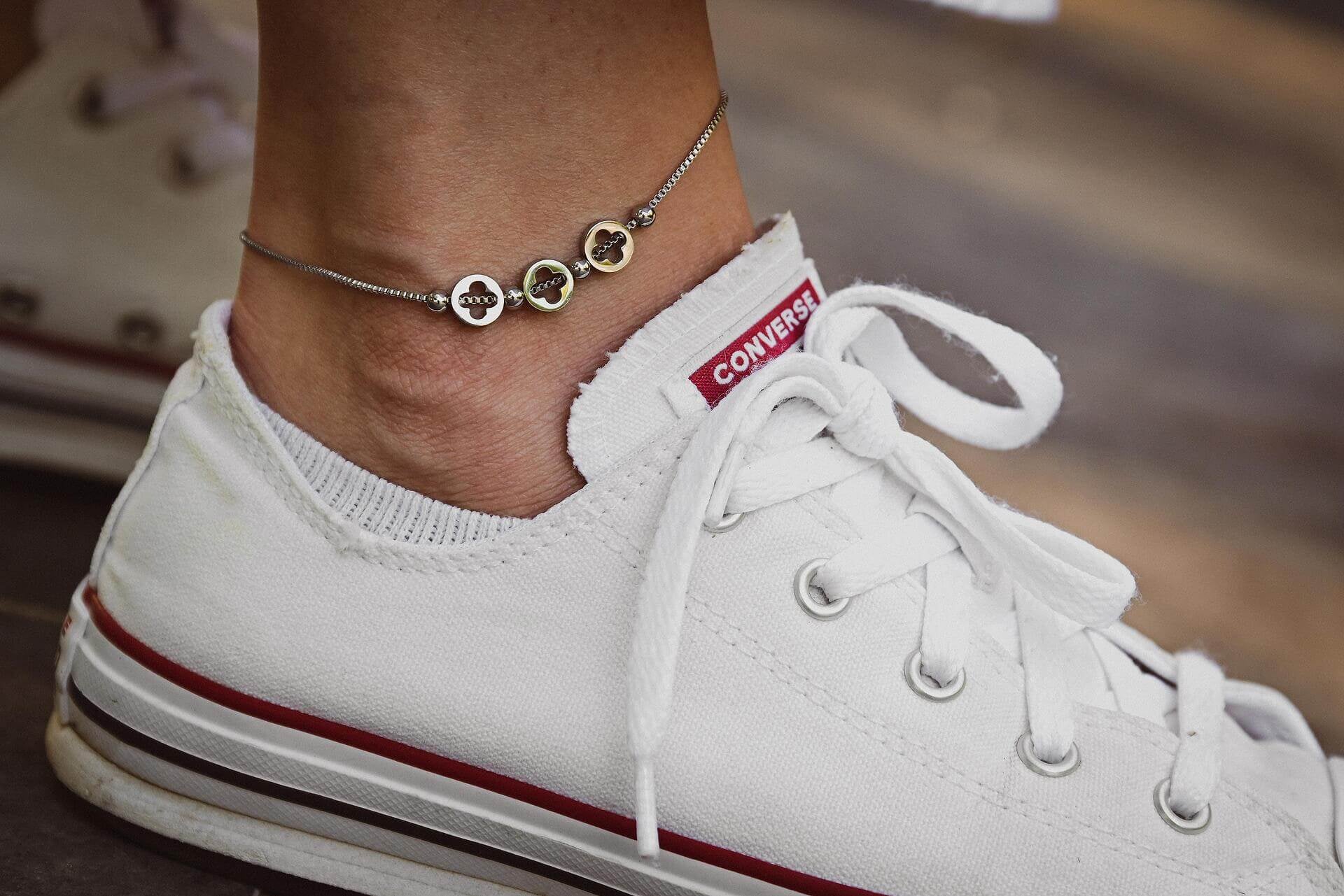 Модерна гривна за глезен от медицинска стомана с цветни елементи, стилна и хипоалергенна.