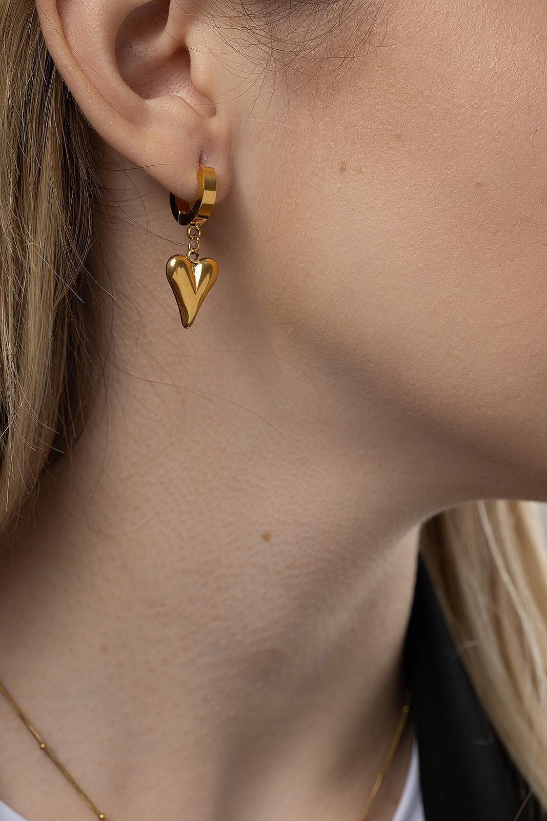 Стилистични висящи обеци с форма на златно сърце, подходящи за романтични поводи.