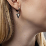 Висящи обеци във формата на сърце от медицинска стомана, подходящи за всекидневно носене.